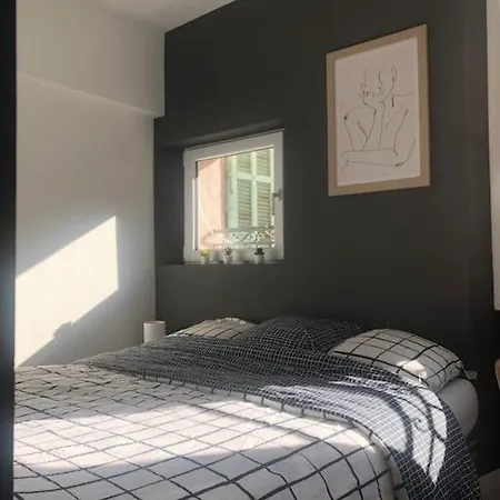 Cosy En Plein Centre-ville Apartment *